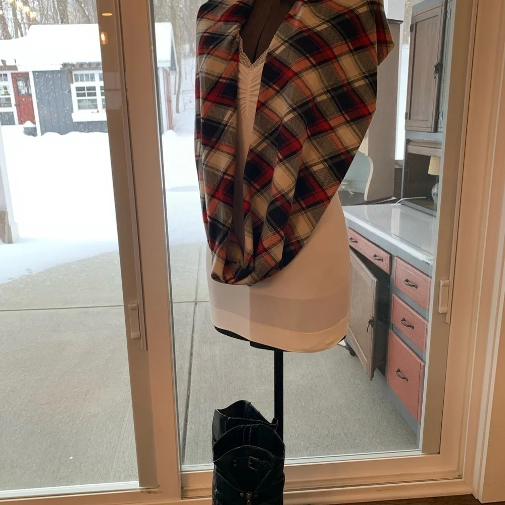 Charlotte Daniel infinity scarf plaid design in cream red black super soft euc